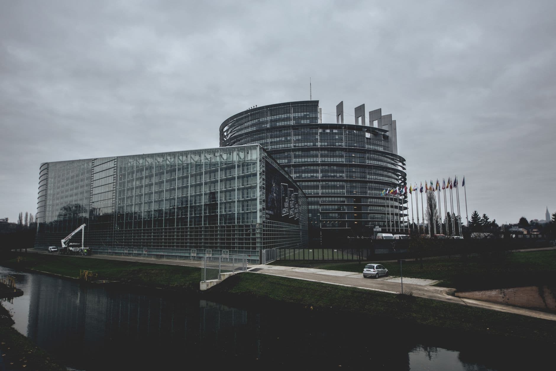 La Oficina de IA europea busca perfiles legales y políticos para desarrollar una IA fiable